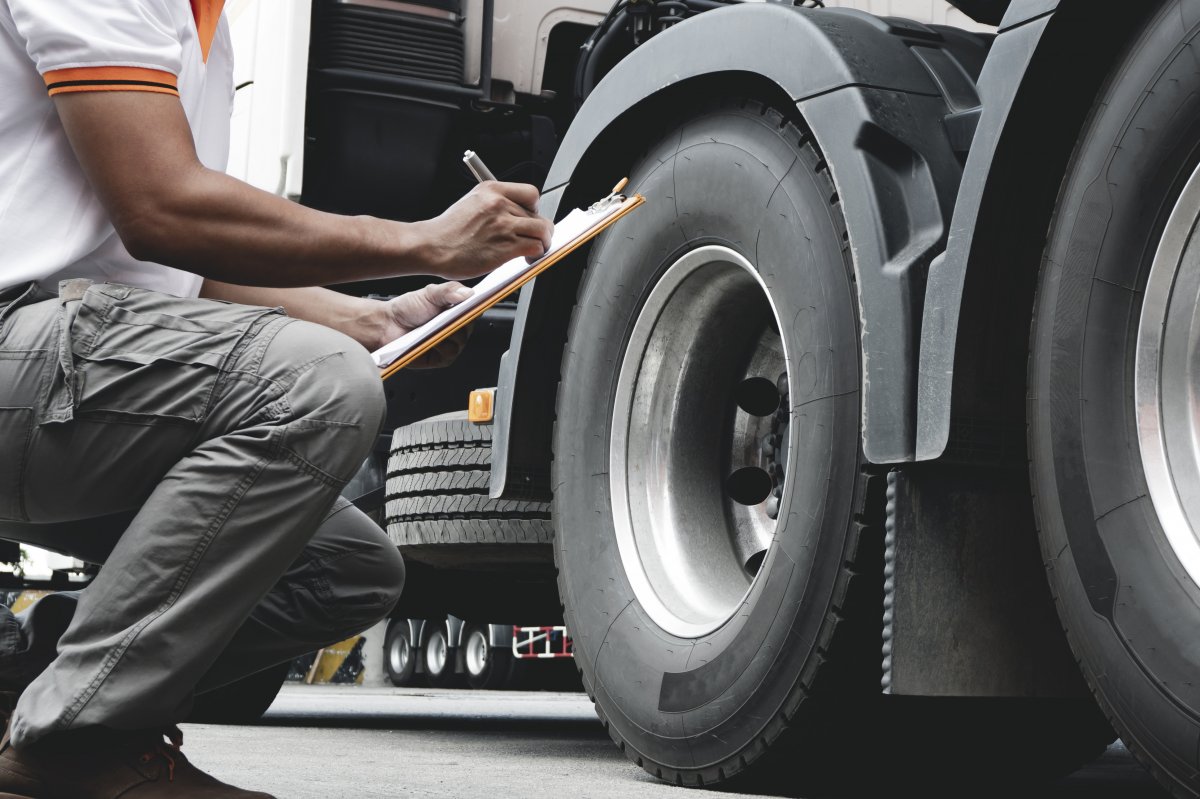 Guía para el mantenimiento adecuado de los neumáticos de camión 